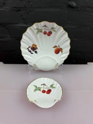 2 x Royal Worcester Evesham Gold Shell Shaped Scalloped Dishes 23 cm and 14 cm