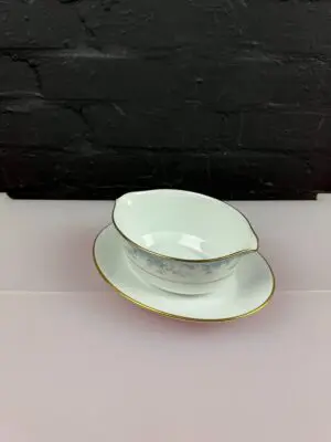 Noritake Avalon 3390 Oval Gravy Boat Sauce Jug With Fixed Stand Drip Plate