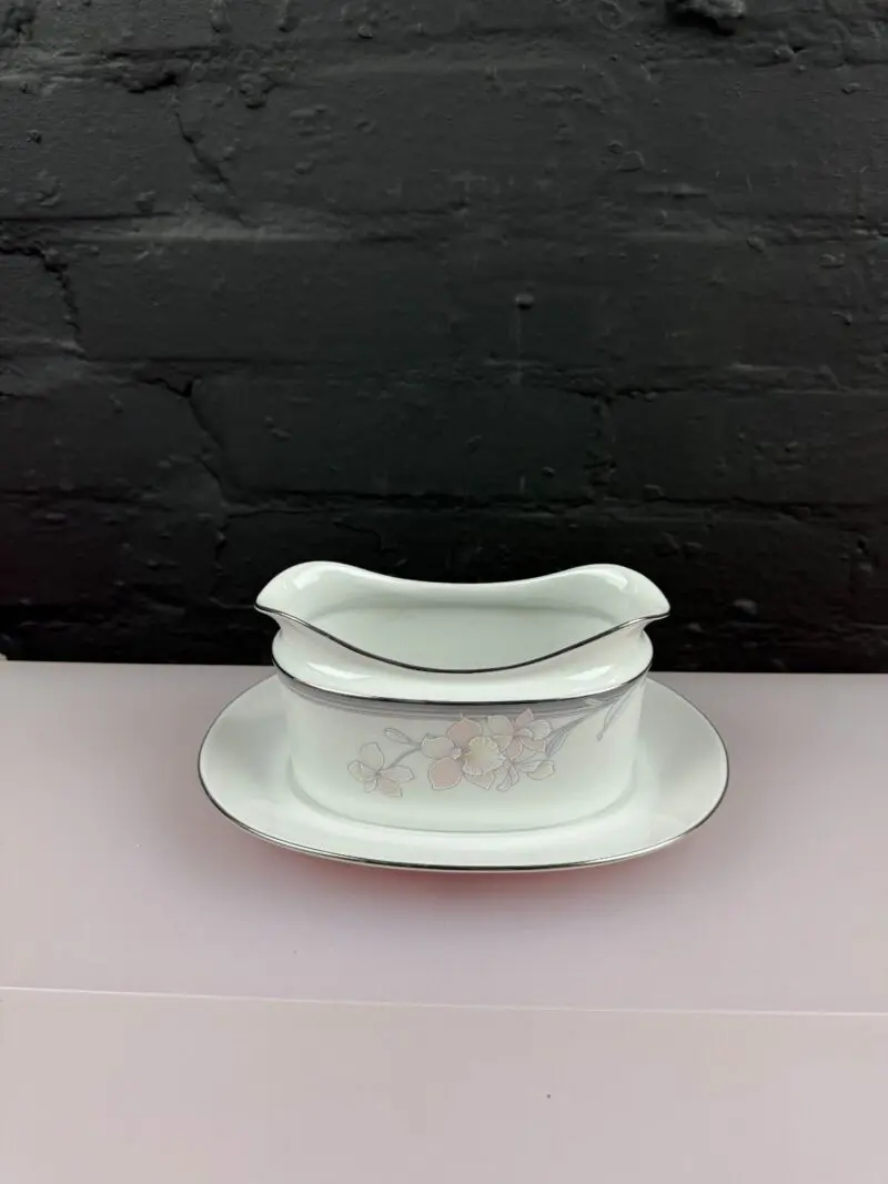 Noritake Evening Mood 3788 Oval Gravy Boat / Sauce Jug With fixed Stand