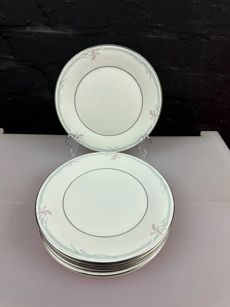 8 x Royal Doulton Carnation H5084 Salad Plates 20.5 cm Wide Set