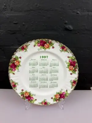 Royal Albert Old Country Roses Dinner Calendar Plate 1997 ( 27 cm Wide )