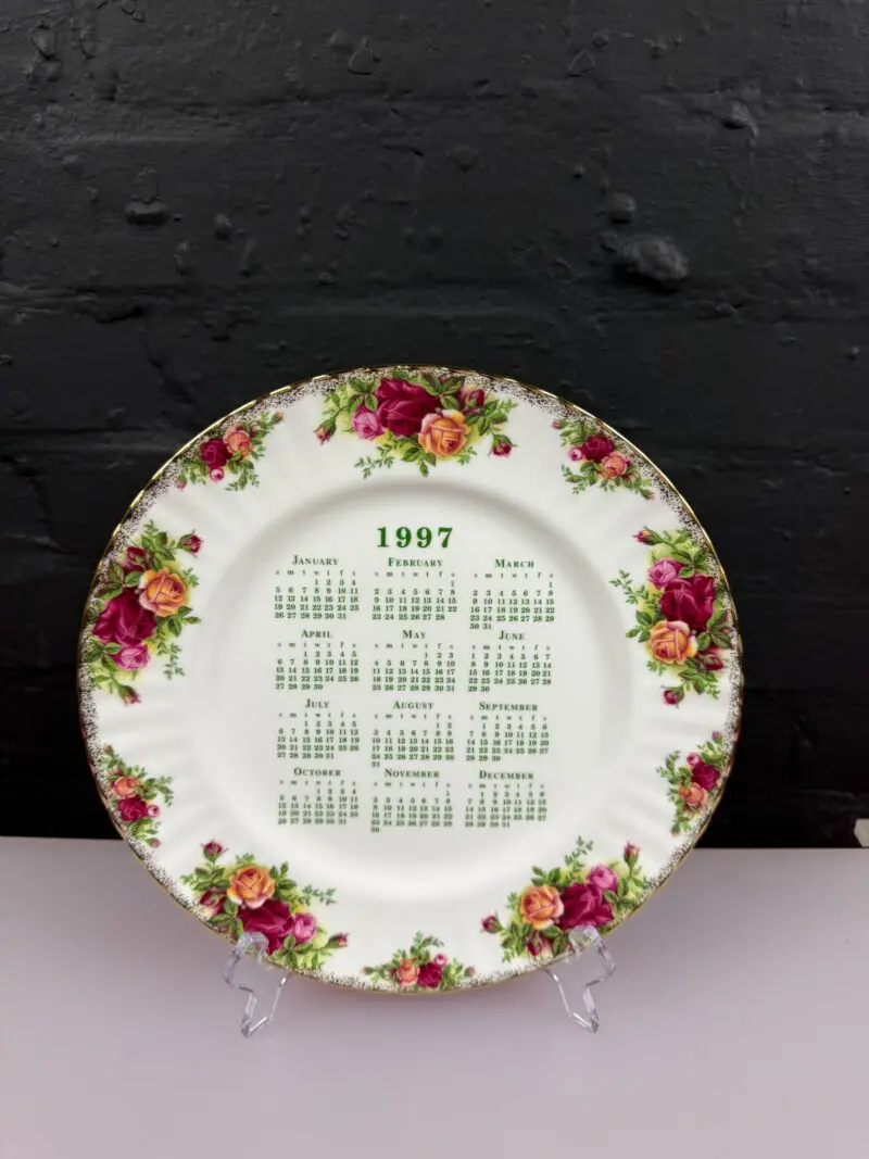 Royal Albert Old Country Roses Dinner Calendar Plate 1997 ( 27 cm Wide )