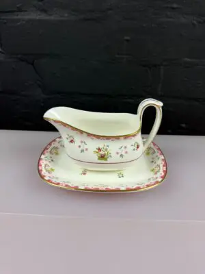 Wedgwood Williamsburg Bianca Gravy Boat / Sauce Jug on Stand / Drip Plate