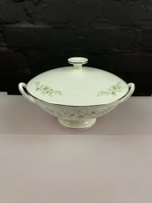 Wedgwood Westbury R4410 Covered Vegetable Casserole Serving Dish