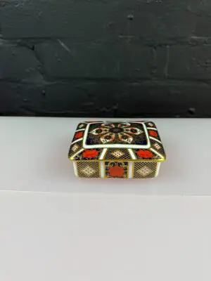 Royal Crown Derby Lidded Box Old Imari Pattern 1128 10.5 cm x 9 cm 1978 (AF)
