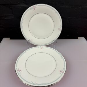 Royal Doulton Carnation H5084 Dessert / Salad Plates 23 cm Wide Set of 4