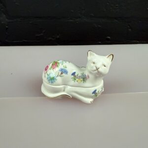 Aynsley Wild Tudor Laid Down Cat Covered Trinket Box Animal